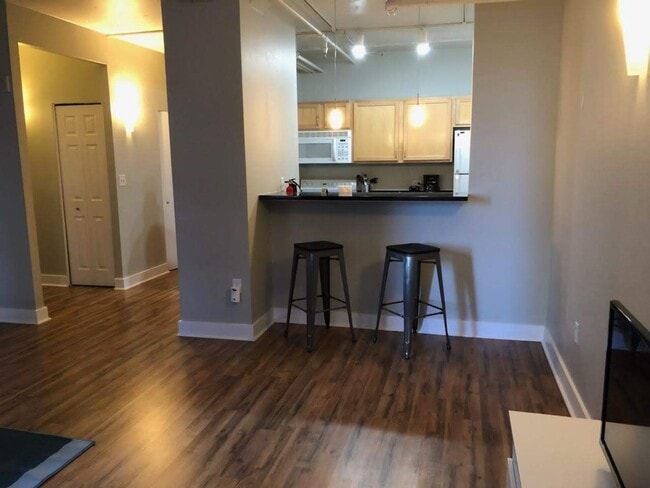 Building Photo - CH-Midland Lofts