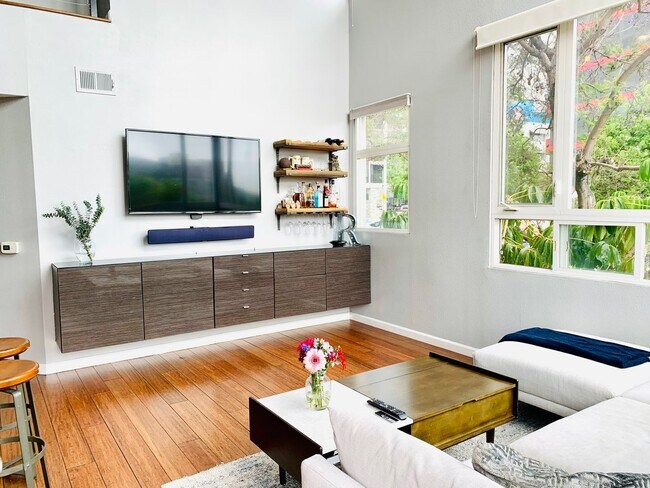 Foto del edificio - Live in the Heart of Little Italy! GORGEOUS 2BD/2BA Condo w/ Loft!