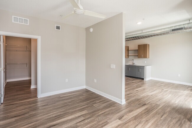 Foto del edificio - 450 SW 7th St