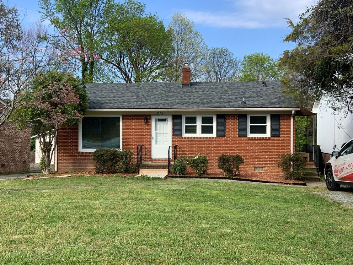 Primary Photo - Cute 3 BR/ 1 BA Off Gate City Blvd.