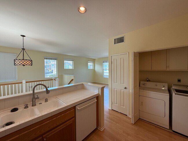 Foto del edificio - Comfortable 2BD/2BA Townhome in Carmel Mountain Ranch with Community Pool, Attached Garage & In-U...