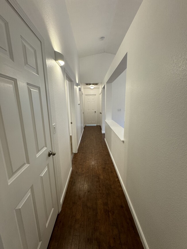 Building Photo - 905 Sapphire Cir