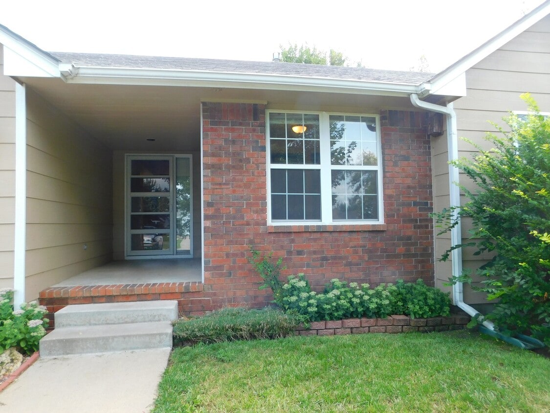 Beautiful 4 bedroom/2 bath home in NE El D... House Rental in El Dorado, KS