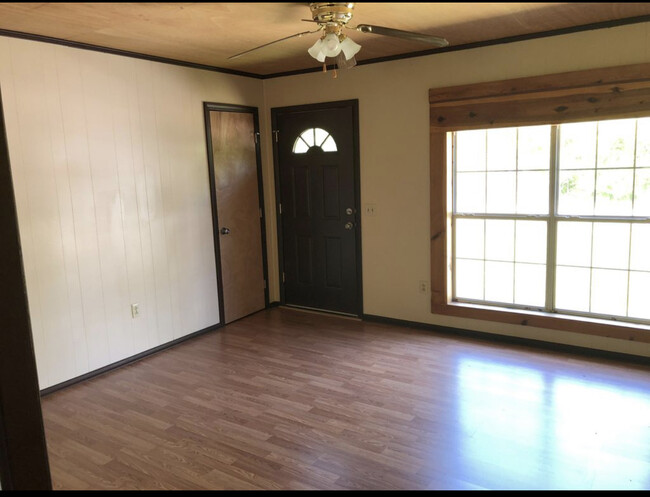 Building Photo - 611 W Camp Ave