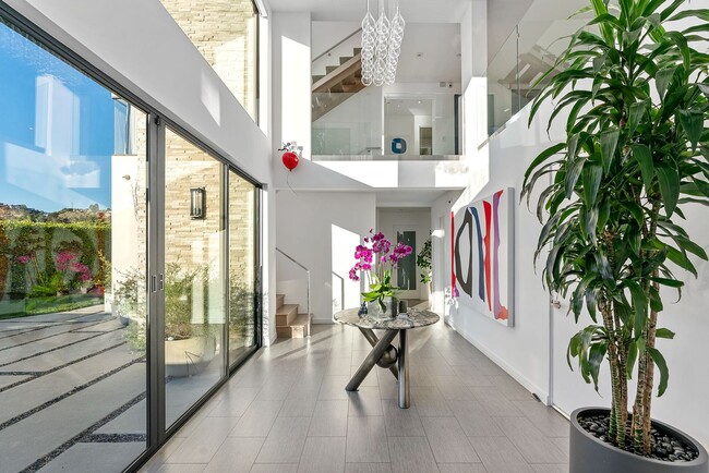 Foto del edificio - Prestigious Hollywood Hills Home for Rent