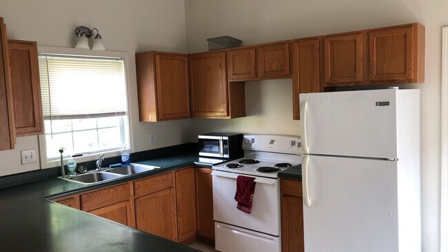 Foto del edificio - 3 Bedroom Available August 2026;  Monthly ...