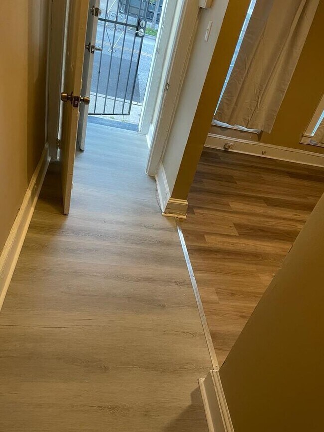 Foto del edificio - Two Bedroom One Bathroom Ready For An Imme...