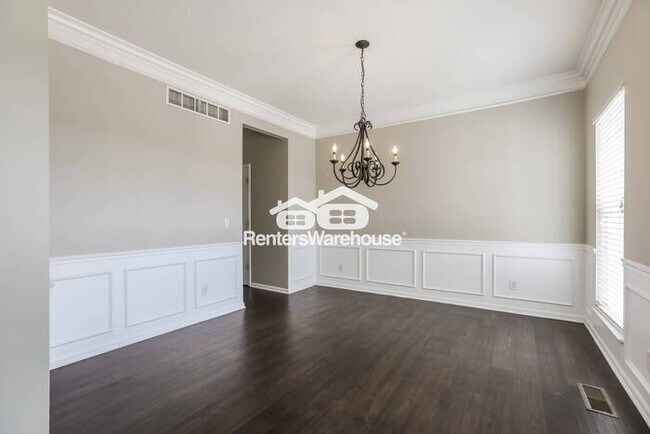 Building Photo - Amazing 4 Bed, 2.5 Bath Home in Lee's Summ...