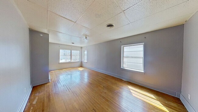 Building Photo - Spacious 1 Bedroom Apartment