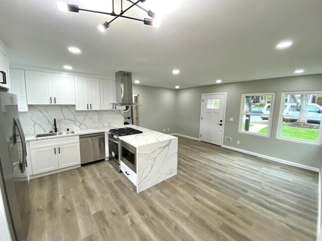 Foto del edificio - Brand New Remodeled 3Bed 2Bath Home With a Huge Backyard