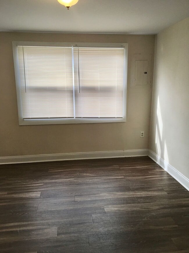 Building Photo - Charming 3 Bedroom/1 Bathroom Townhome in Dundalk, MD!