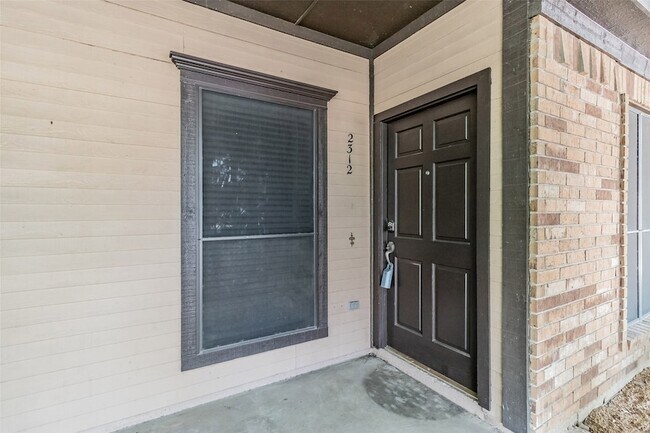 Foto del edificio - 2312 Shady Turf Dr