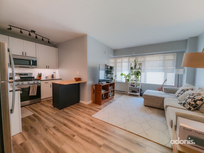 Foto del edificio - Modern, Light-Filled Junior 1BR in Prime Dupont Location