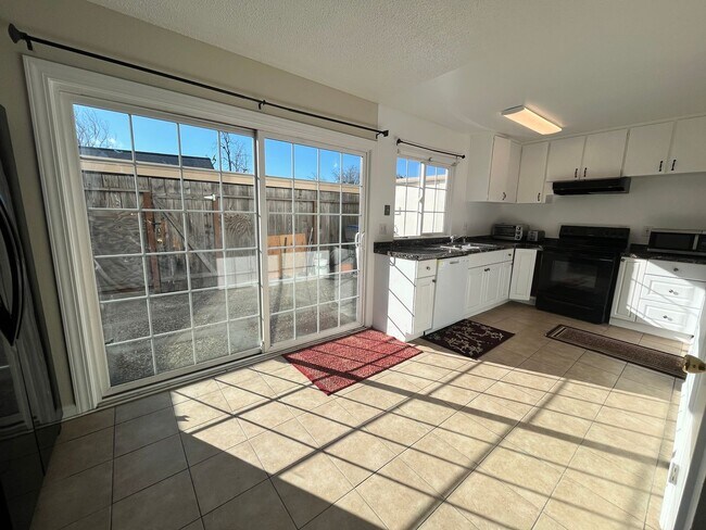 Foto del edificio - Two Story Three Bedroom Townhouse in San J...