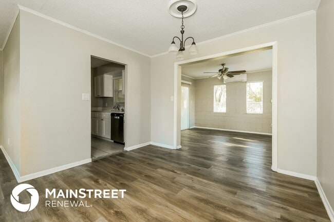 Building Photo - 5801 Abercorn Dr