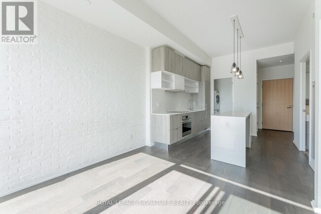 Building Photo - 8-1228 Hillsdale Ave E