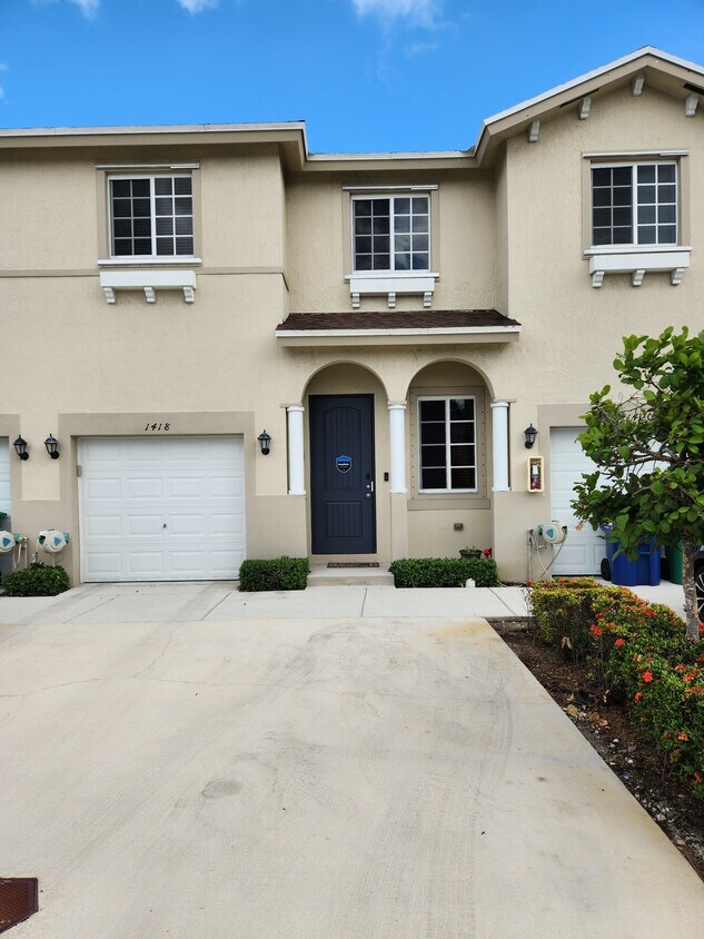 1418 NW 214th Ter, Miami, FL 33169 Townhome Rentals in Miami FL