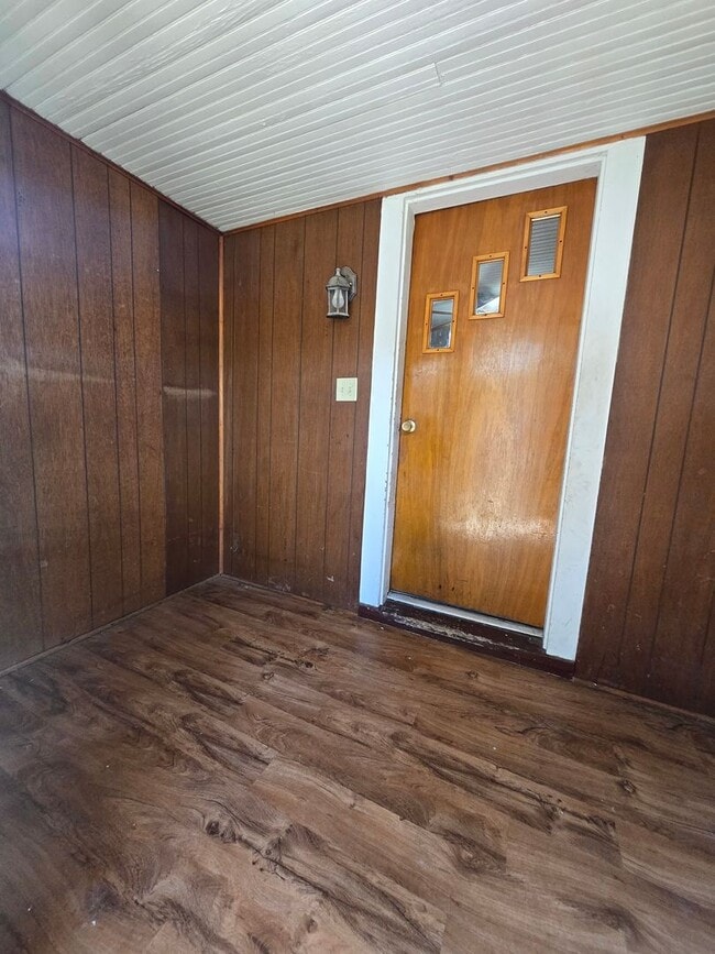 Building Photo - 3 bed 1 bath with large yard