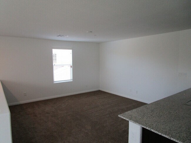 Building Photo - 3 bed/2 bath townhouse located in the NE a...