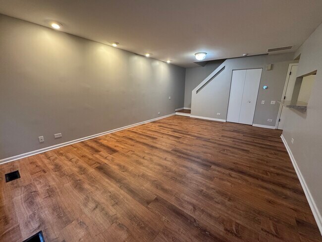Building Photo - 407 Trenton Ct