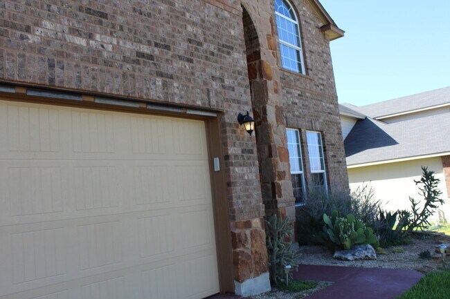 Foto del edificio - Over 3000 square feet with 3 car garage!