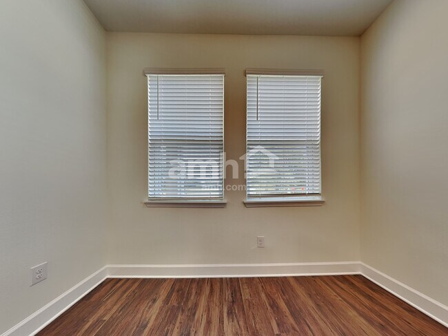 Foto del edificio - 3205 Artemisia Lane