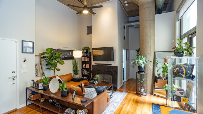 Building Photo - 758 N Larrabee St