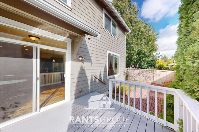 Foto del edificio - Stunning 4-Bedroom, 2.5 Bathroom Home on a...