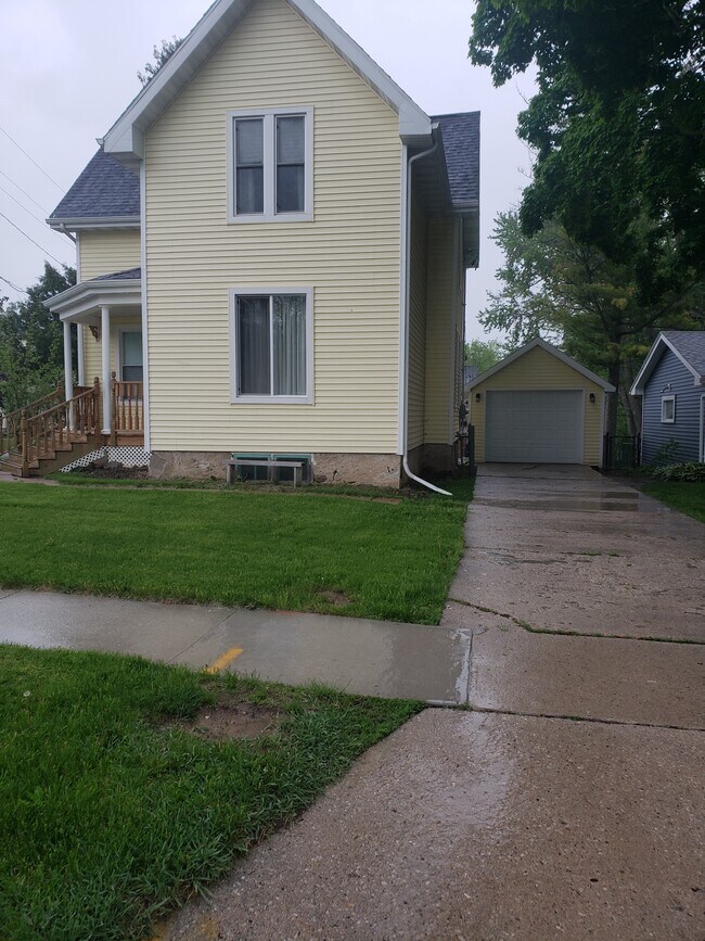 Exterior, zona de aparcamiento 1 + garaje - 204 Edna St