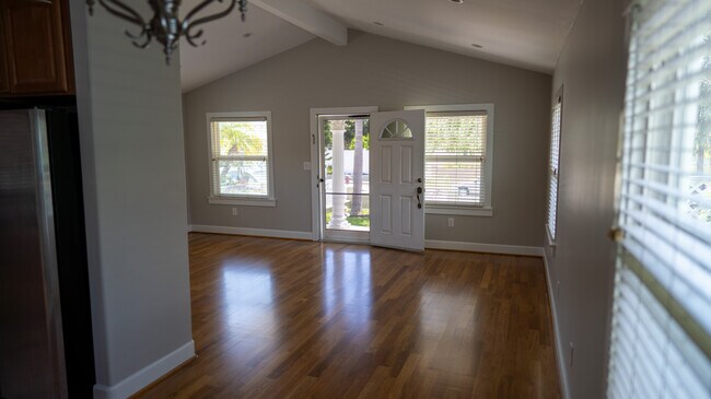 Building Photo - 1060 W 26th St