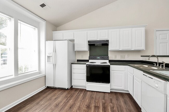 Foto del edificio - Updated Three Bedroom Home in Northwoods N...