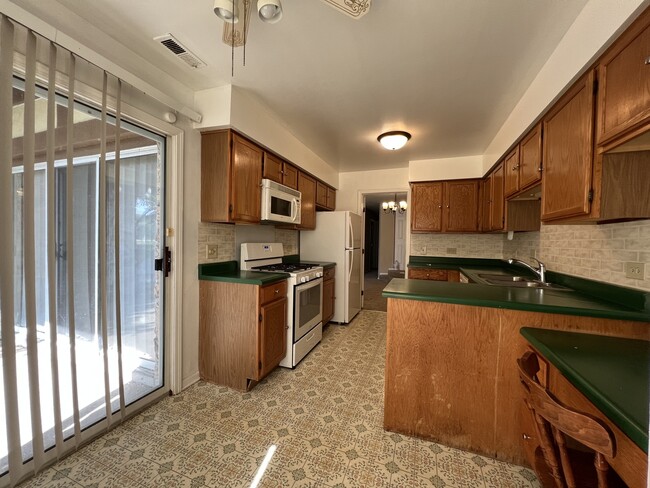 Building Photo - 1304 N Streamwood Ln