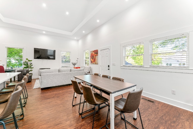 Photo - 965 Ashby Grove SW House