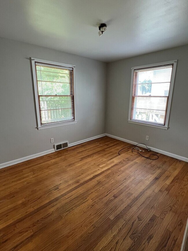 Building Photo - 5 BED; 2 BATH HOME CLOSE TO IU STADIUM! AV...