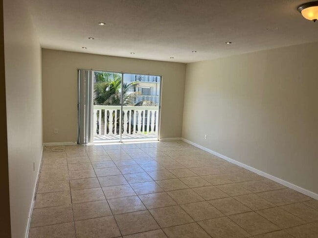 Building Photo - 15225 NE 6th Ave