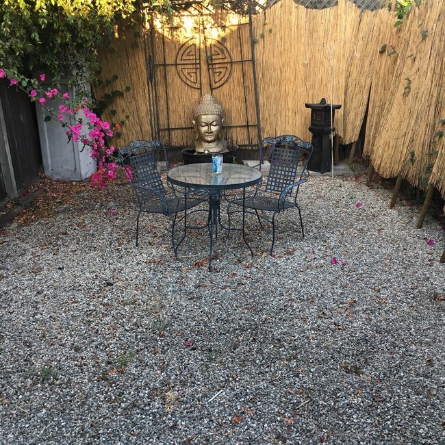 Building Photo - 906 Gladys Ave