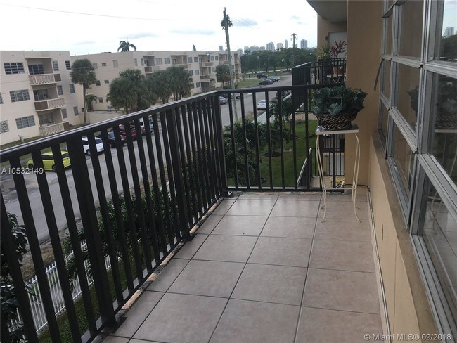 Foto del edificio - 1400 NE 169th St
