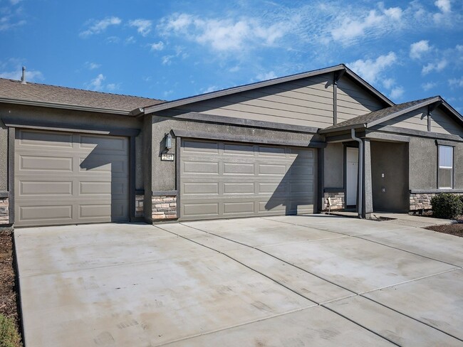 Building Photo - 4 Bedroom Single Family Home in Tulare