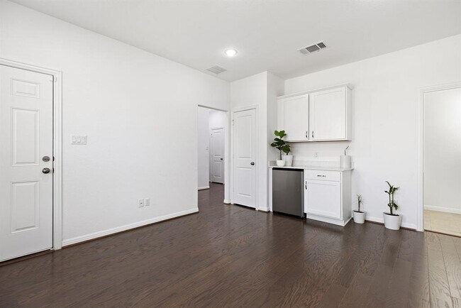 Building Photo - 120 Lenera Dr