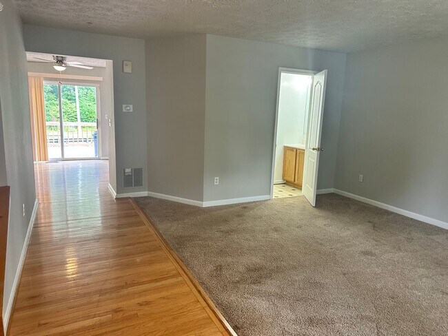 Foto del edificio - Spacious Townhome for Rent! Finished Basement! W/D! Available Now!