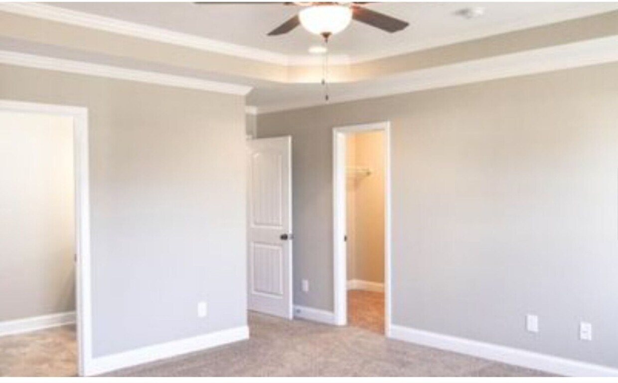 Foto principal - NEW LISTING- 4 bd/ 2.5 ba located MINUTES ...