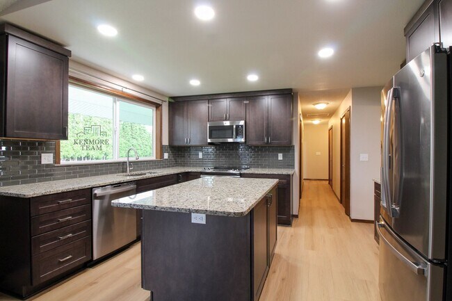 Building Photo - 3 Bed/2.5 Bath House in Pasco Near the River!