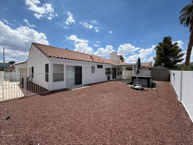 Foto del edificio - Beautiful 4 bedroom Henderson Home with Hot Tub & Spacious Backyard