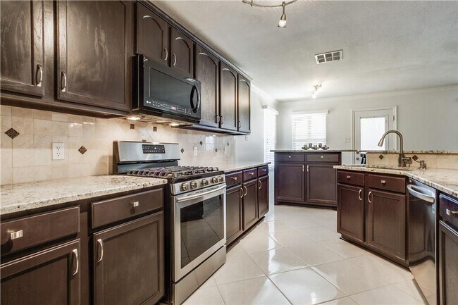 Foto del edificio - We have a beautiful house for rent in McKinney with wooden floors and stainless steel appliances.