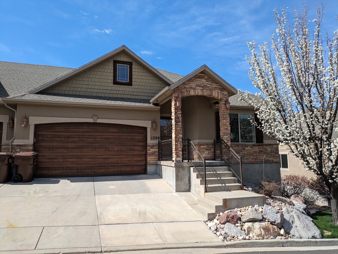 1398 E Meadow Valley Dr, Draper, UT 84020 Townhome Rentals in Draper
