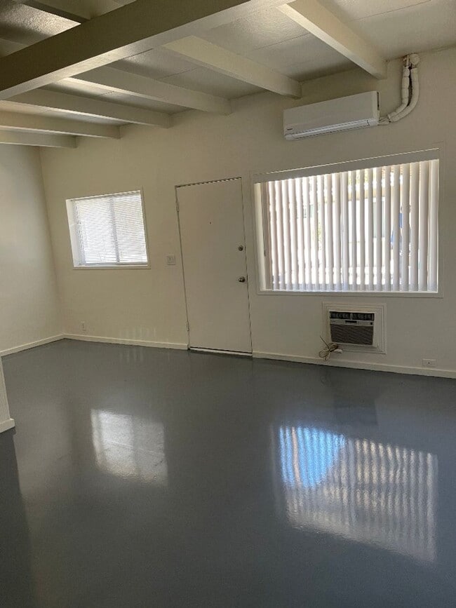 Building Photo - 540 S Mountain View Dr