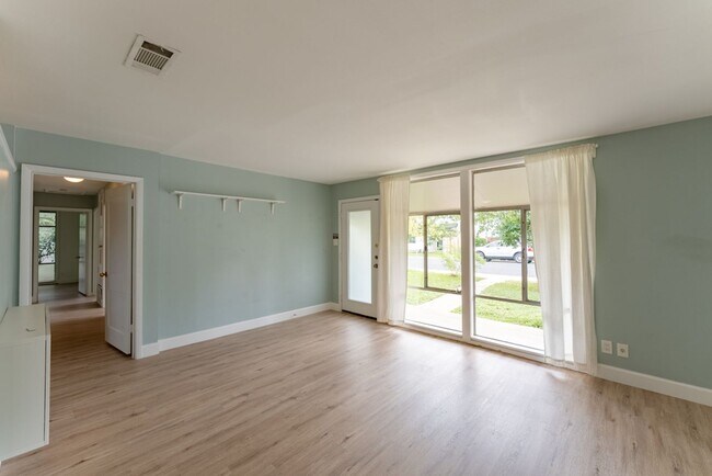 Foto del edificio - Cozy 3BD/2BA Brick Home in Vibrant Northea...