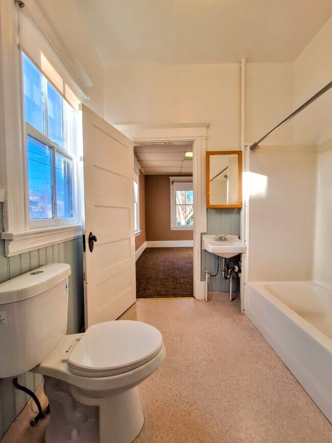 Building Photo - Charming 2bd House With New Paint and New ...