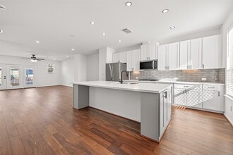 Building Photo - 10949 Cannes Memorial Dr