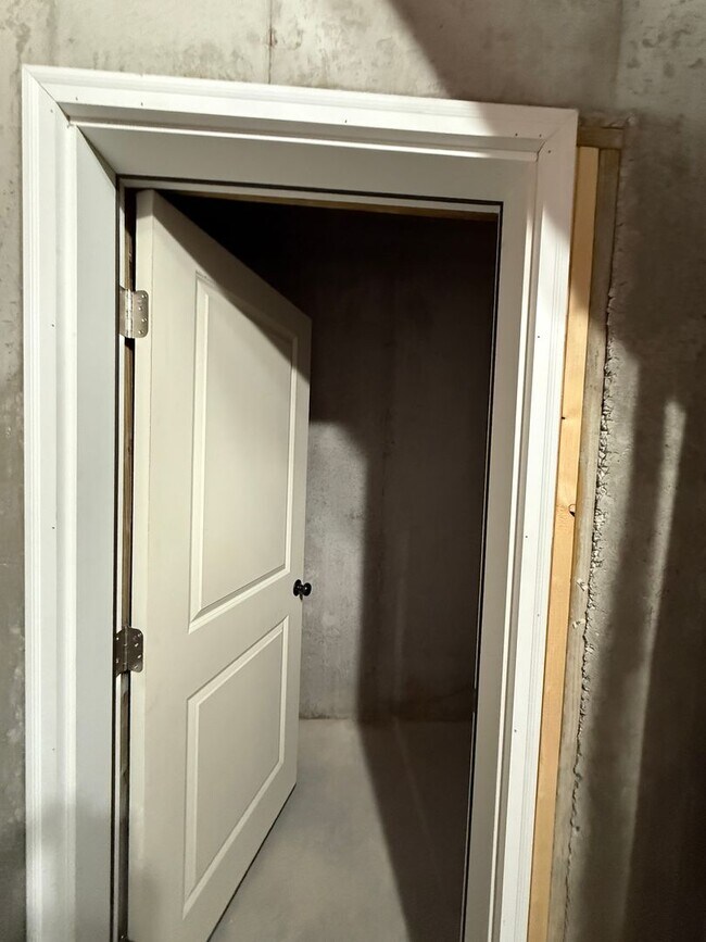 Building Photo - Spacious 5-Bedroom Walkout Basement Home i...